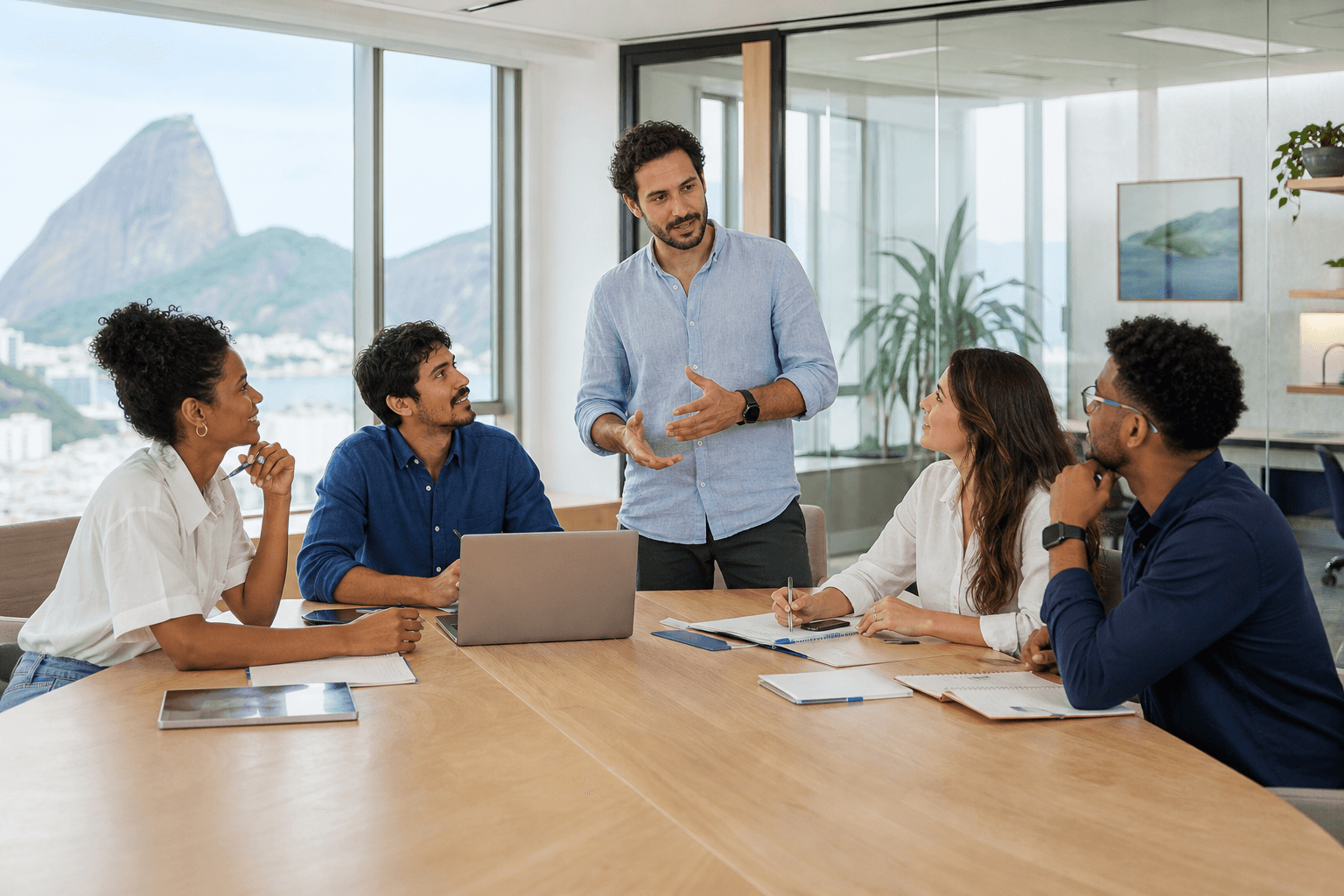 Pessoas do time da Zen colaborando ao redor de uma mesa.