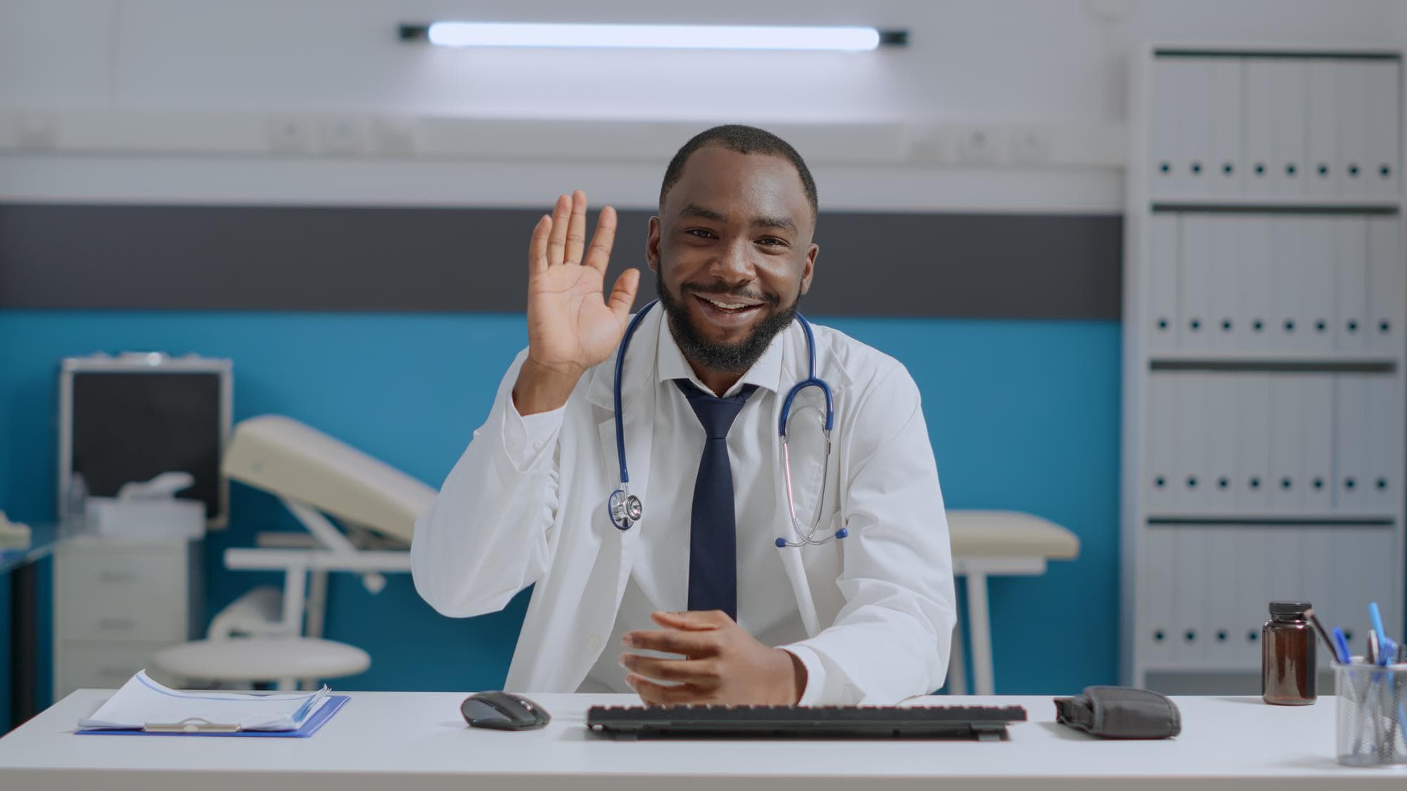 Pessoa em casa conversando por vídeo com médico no notebook, representando telemedicina.